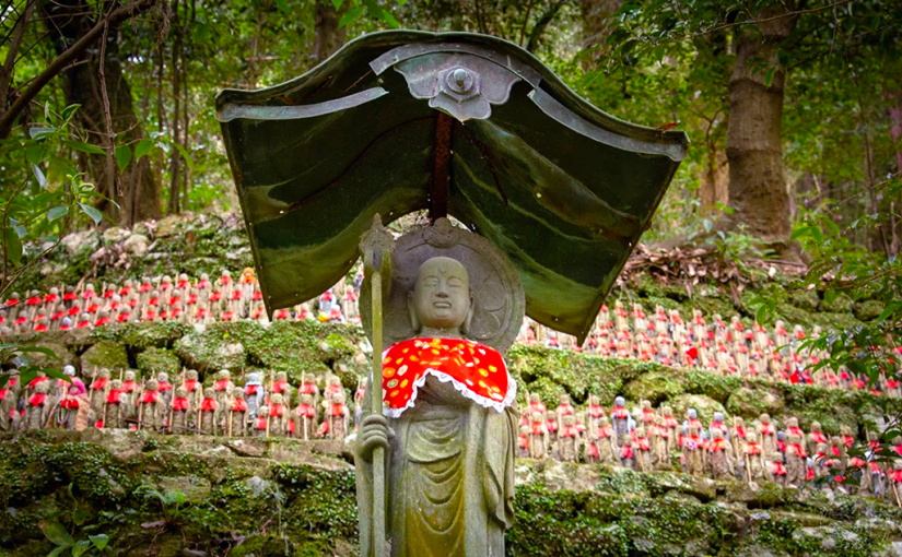 Japan – Warum tragen Skulpturen Lätzchen und Mützen
